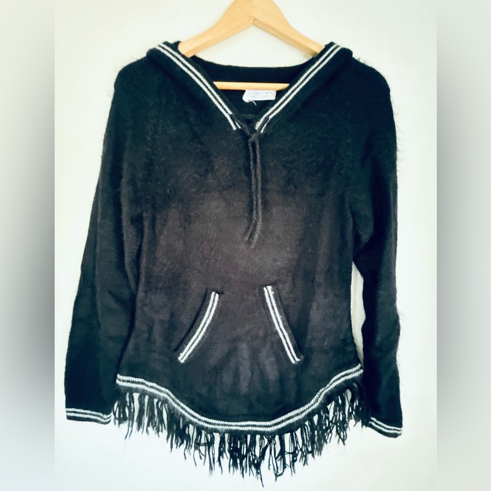 Woman’s Alpaca hooded sweater made in Bolivia